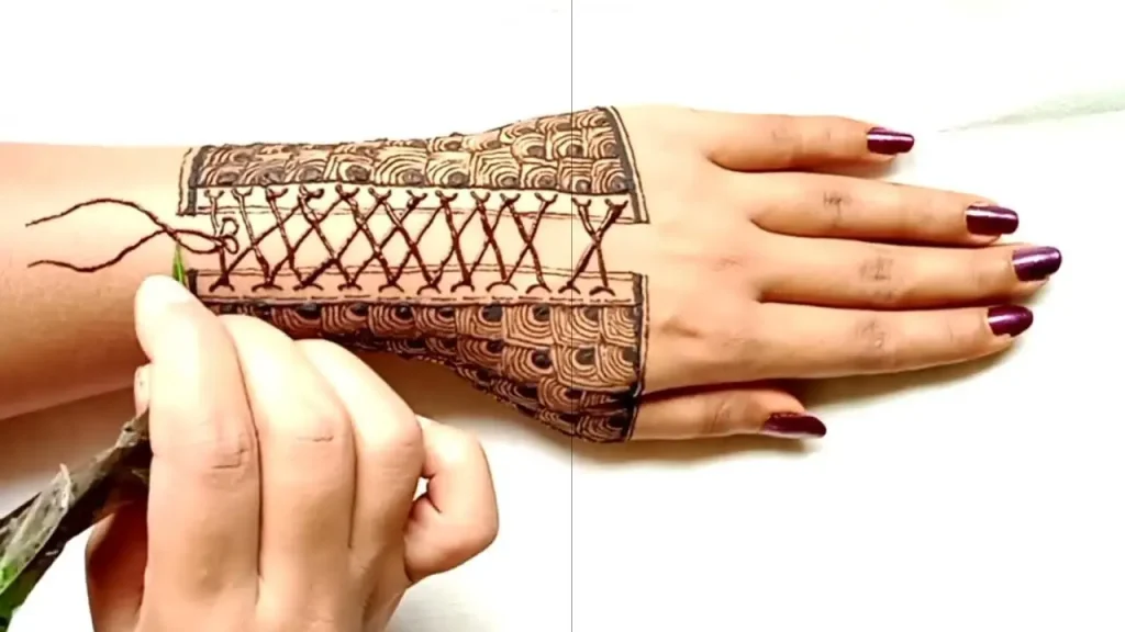 Laces in Mehndi ( Trending Refreshing design)