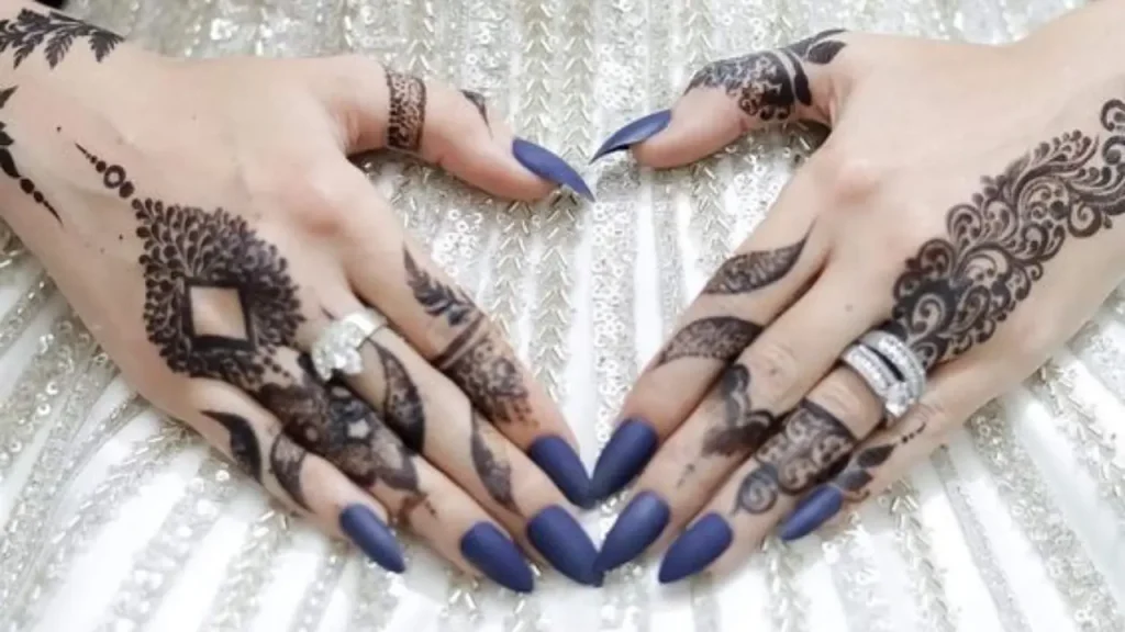 Arabic Calligraphy finger mehndi